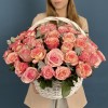 51 роза Алани микс с эвкалиптом в корзине